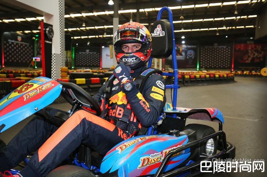 马克斯��维斯塔潘佩戴泰格豪雅卡莱拉系列Heuer 01腕表准备驾驶赛车.jpg 马克斯��维斯塔潘佩戴泰格豪雅卡莱拉系列Heuer 01腕表准备驾驶赛车.jpg