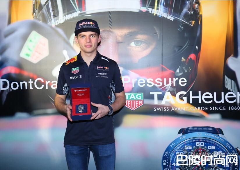 红牛车队车手马克斯��维斯塔潘(Max Verstappen)佩戴并展示泰格豪雅Carrera卡莱拉系列Heuer 01红牛车队特别款腕表.jpg 红牛车队车手马克斯��维斯塔潘(Max Verstappen)佩戴并展示泰格豪雅Carrera卡莱拉系列Heuer 01红牛车队特别款腕表.jpg