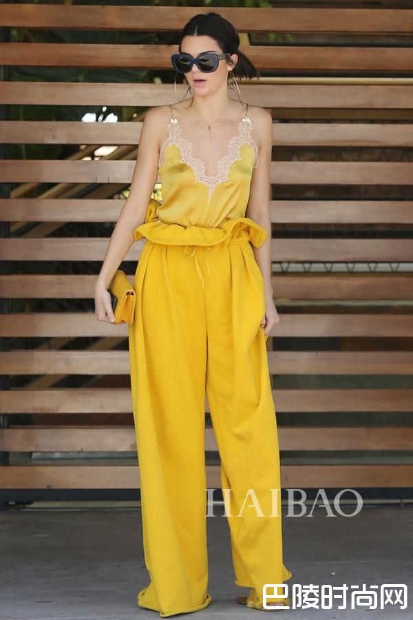 肯达尔·詹娜(Kendall Jenner) 2017年3月15日加州阿古拉山外出街拍，穿明媚黄色吊带+纸袋裤。