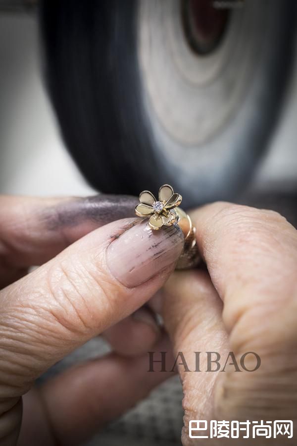 梵克雅宝(Van Cleef&Arpels) 的工艺大师们正在制作Frivole系列珠宝
