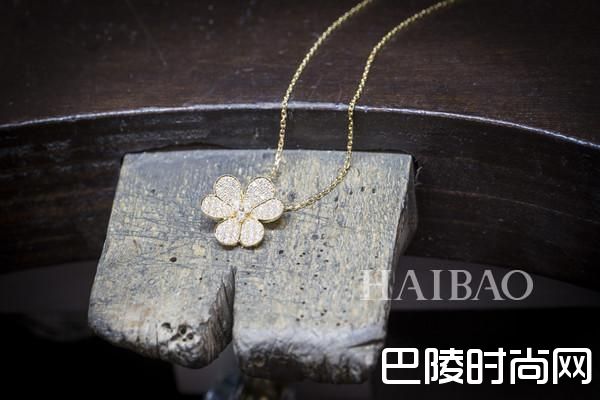 梵克雅宝(Van Cleef&Arpels) 的工艺大师们正在制作Frivole系列珠宝