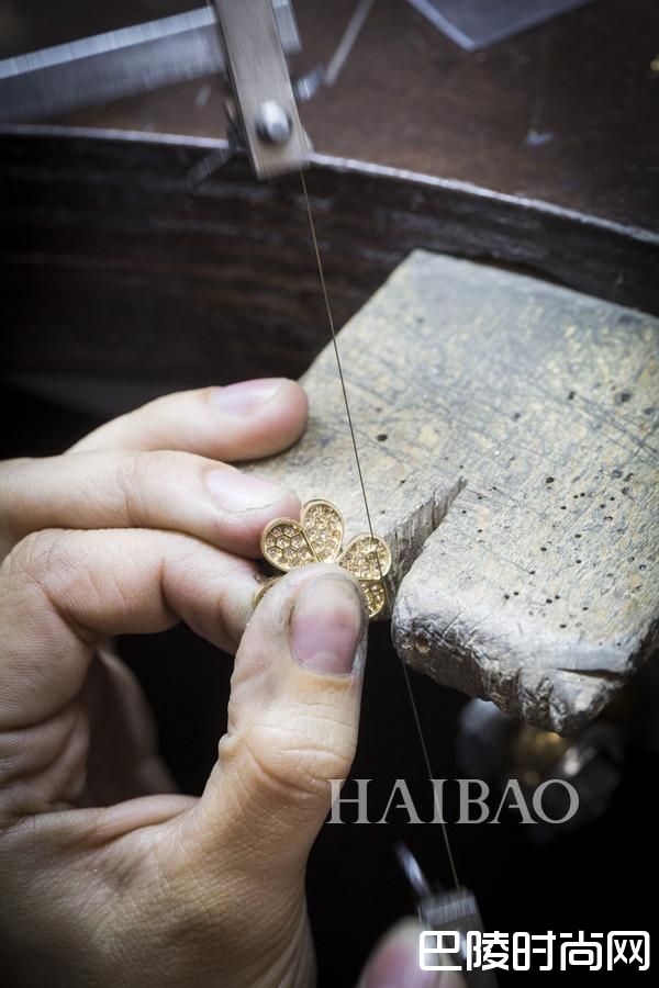 梵克雅宝(Van Cleef&Arpels) 的工艺大师们用最精湛的技巧让珠宝焕发璀璨光芒