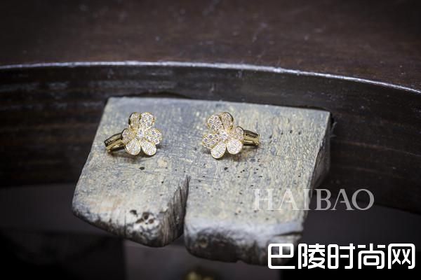 梵克雅宝(Van Cleef&Arpels) 的工艺大师们正在制作Frivole系列珠宝
