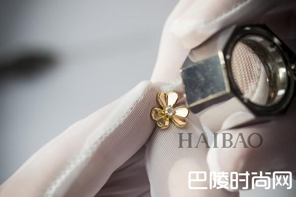 梵克雅宝(Van Cleef&Arpels) 的工艺大师们正在制作Frivole系列珠宝