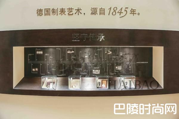 格拉苏蒂原创——360度全视角特别展览古董表及历史墙展柜