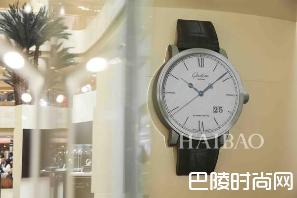 以全息投影技术呈现格拉苏蒂原创代表性表款