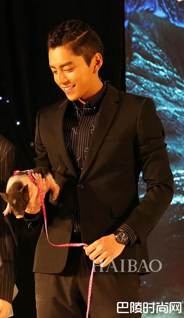 王大陆出席电影《鲛珠传》发布会佩戴Emporio Armani Connected Hybrid Smartwatch智能复合腕表