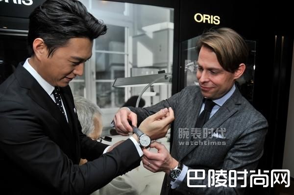 豪利时联合执行官 Rolf Studer赠予靳东 2016款Oris111自主机芯腕表(2).JPG 豪利时联合执行官 Rolf Studer赠予靳东 2016款Oris111自主机芯腕表(2).JPG