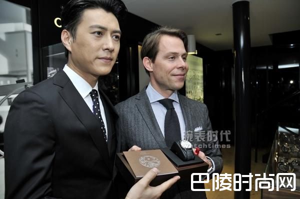 豪利时联合执行官 Rolf Studer赠予靳东 2016款Oris111自主机芯腕表.JPG 豪利时联合执行官 Rolf Studer赠予靳东 2016款Oris111自主机芯腕表.JPG