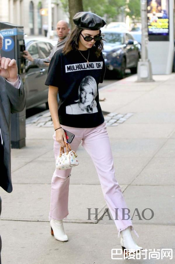 肯达尔·詹娜(Kendall Jenner) 2017年5月2日身着Enfants Riches Deprimes印花黑T恤搭配Alyx粉色磨边牛仔裤与Kurt Geiger短靴，戴Gucci皮革贝雷帽，拎Louis Vuitton迷你手袋在纽约外出