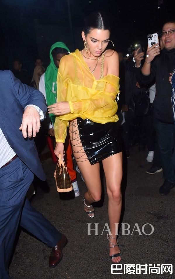 5月1日Kendall Jenner身穿黄色透视衣离开Met Gala派对