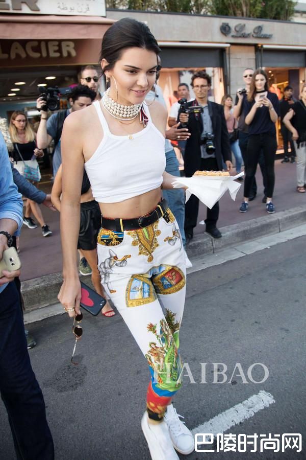 2017年5月24日，肯达尔·詹娜(Kendall Jenner)身穿短款背心搭配印花长裤于戛纳外出