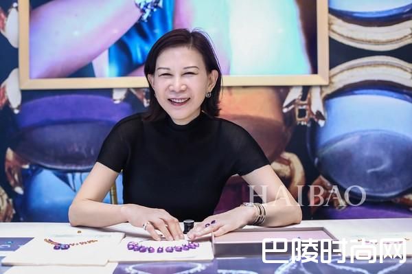 宝格丽大中华区高级珠宝总监Bobbie女士展示Gem Table