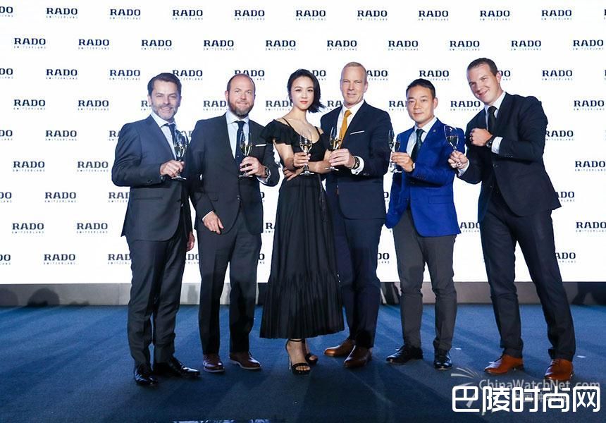 8.RADO瑞士雷达表高层与全球品牌代言人汤唯共同亮相“合而不同+唯心坚定”DiaMaster钻霸系列对表新品发布盛典（左起+全球销售副总裁Carlos+Cardenas先生、全球市场营销副总裁Andrea+Caputo先生、全球品牌代言人汤唯小姐、全球总裁Matthias+Breschan先生、中国区副总裁万.jpg