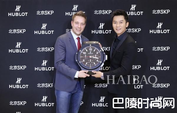宇舶表大中华区总经理路易·比弗(Loic Biver) 向李晨赠送礼物