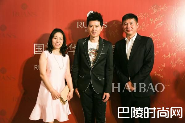 从左至右：阮仕珍珠(Ruans) 总裁殷英女士、Star VC创始人任泉先生、阮仕珍珠(Ruans) 董事长阮铁军先生