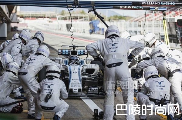 当赛车进站后，加压、加油、拆卸、换胎、紧固等一整套严密细致的合作分工在电光石火间全部完成