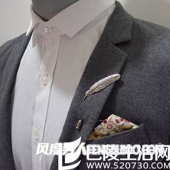 胸针搭配口袋巾