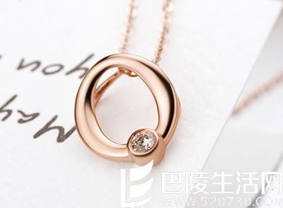 钻石吊坠与伞裙的百变搭配