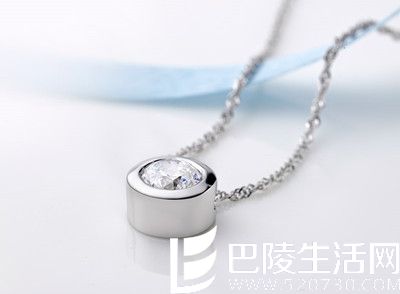 职场新人项链与服装的搭配技巧