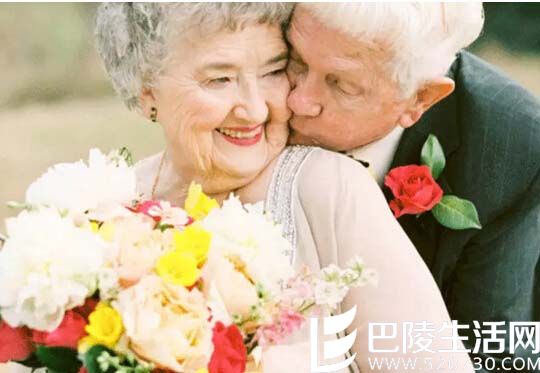 结婚32年送什么礼物给老婆?