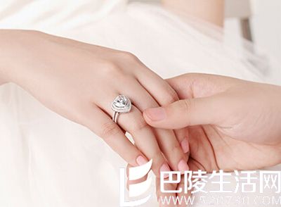 一克拉钻戒带在手上的图片