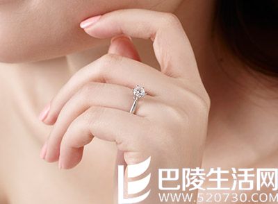 一克拉钻戒带在手上的图片