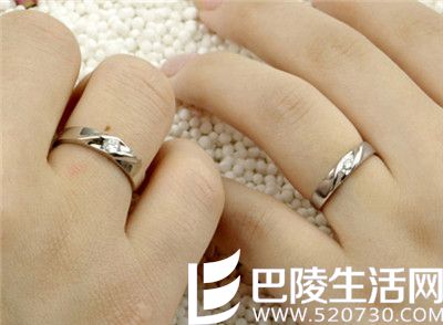 银戒指戴哪一个手指好看?