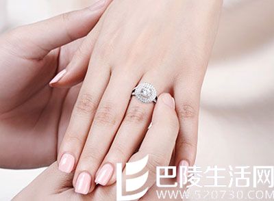 一克拉钻戒带在手上的图片