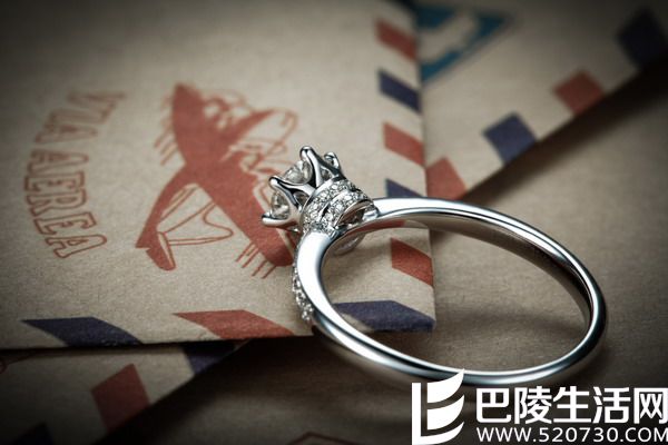》》点击进入【真爱皇冠】 白18K金钻石女士戒指 新款首发