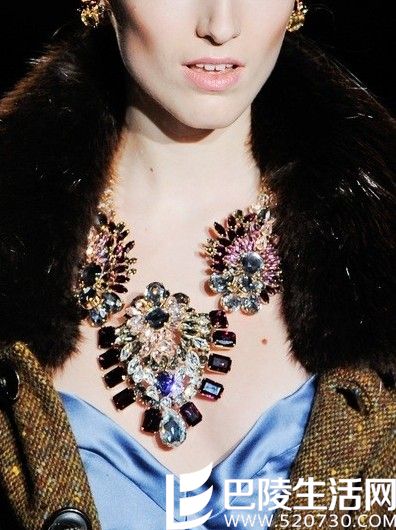 复古水晶珠宝在DSquared2秀场上大受关注