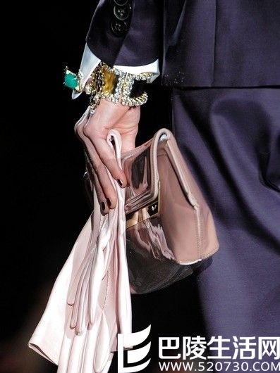 复古水晶珠宝在DSquared2秀场上大受关注