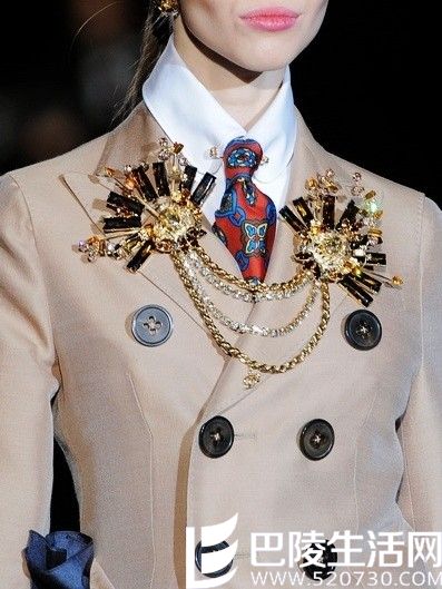 复古水晶珠宝在DSquared2秀场上大受关注