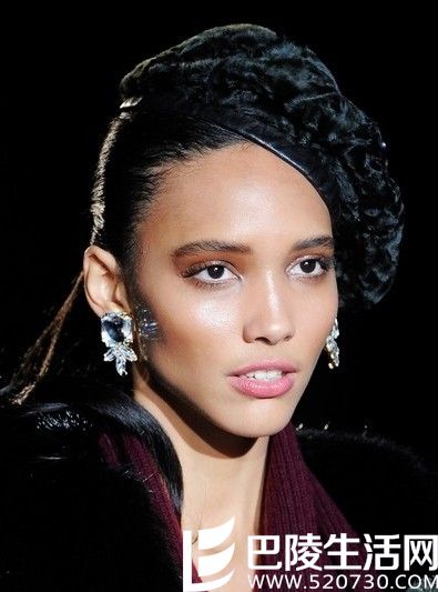 复古水晶珠宝在DSquared2秀场上大受关注