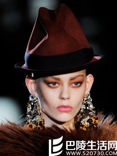 复古水晶珠宝在DSquared2秀场上大受关注