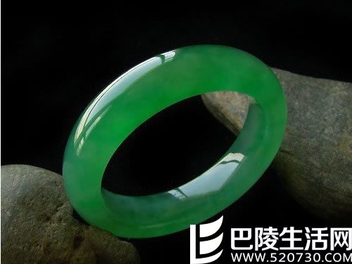 翡翠手镯价格多少钱 