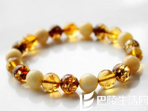 用琥珀制作的饰品