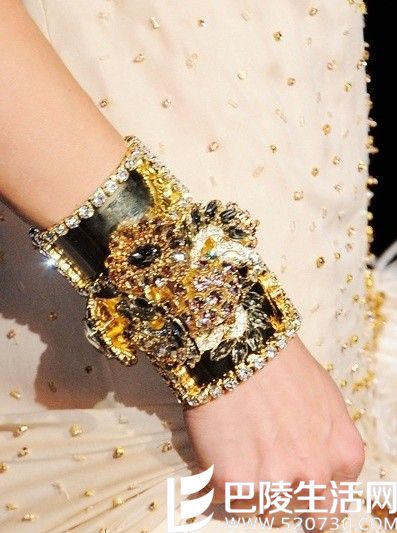 复古水晶珠宝在DSquared2秀场上大受关注