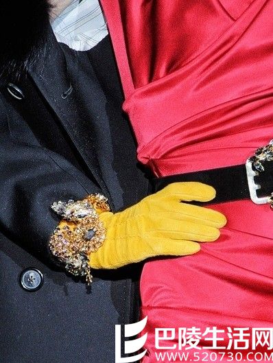 复古水晶珠宝在DSquared2秀场上大受关注