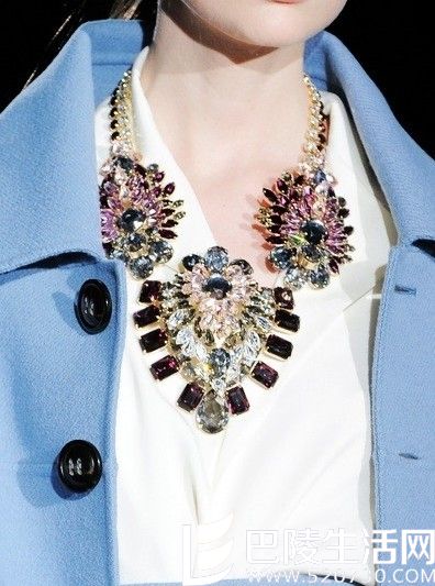 复古水晶珠宝在DSquared2秀场上大受关注