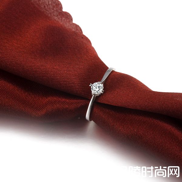 》》点击进入【可爱】 白18K金21分/0.21克拉钻石女士戒指