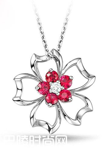 周大福红宝石吊坠