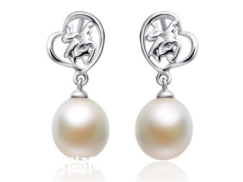 周大福珍珠吊坠