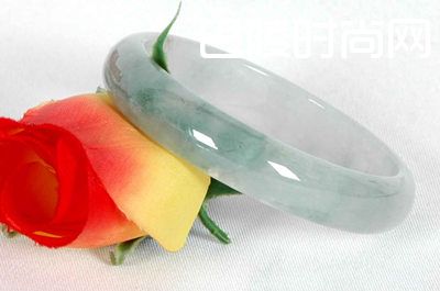 女性戴什么材质的手镯好