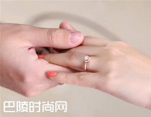 女的结婚戒指戴哪个手指