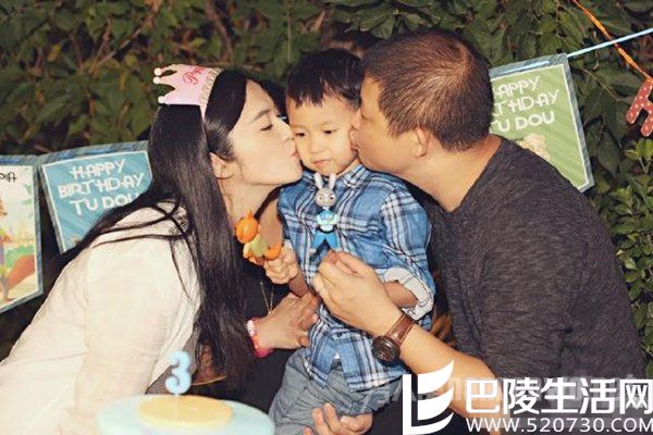 姚晨和老公亲吻小土豆