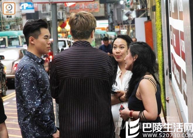 林青霞继女邢嘉倩与友人交流 林青霞继女邢嘉倩与友人交流