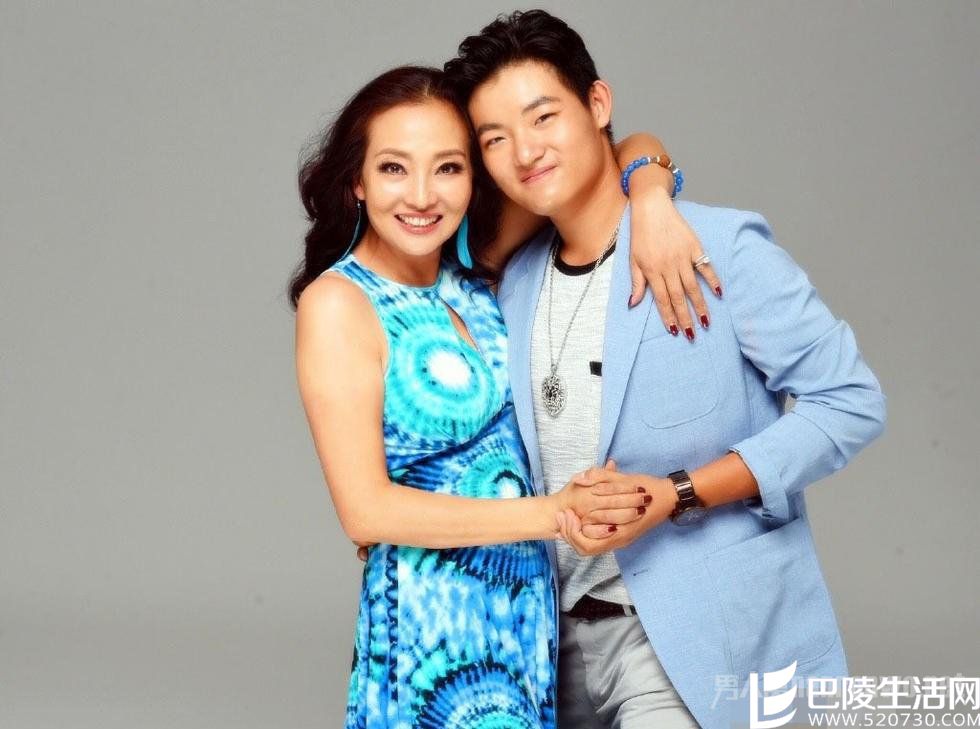 马羚与儿子拍写真似情侣