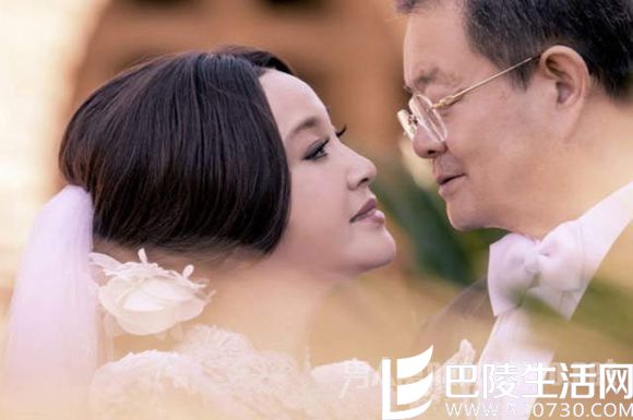 刘晓庆与老公恩爱照