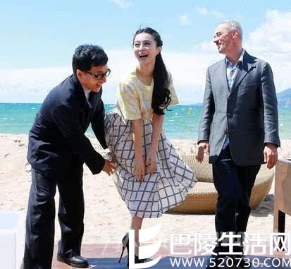 《绝地逃亡》海边宣传活动上成龙为范冰冰捂裙